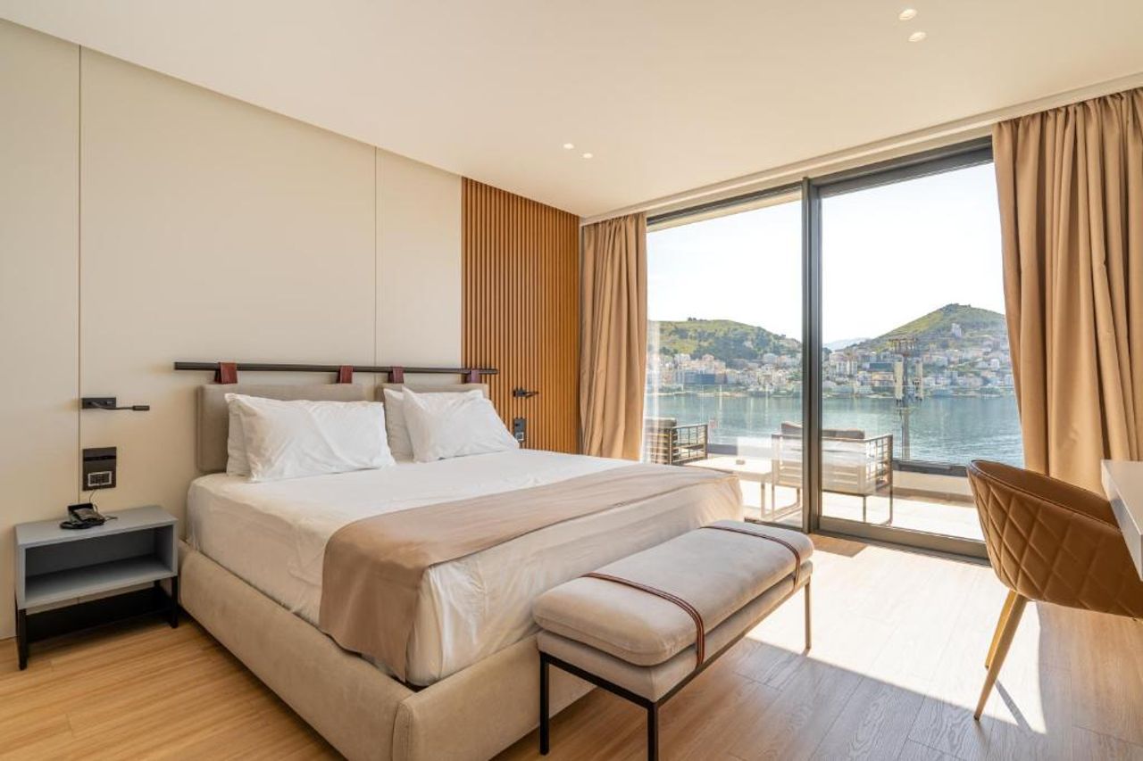 Yacht Premium Hotel