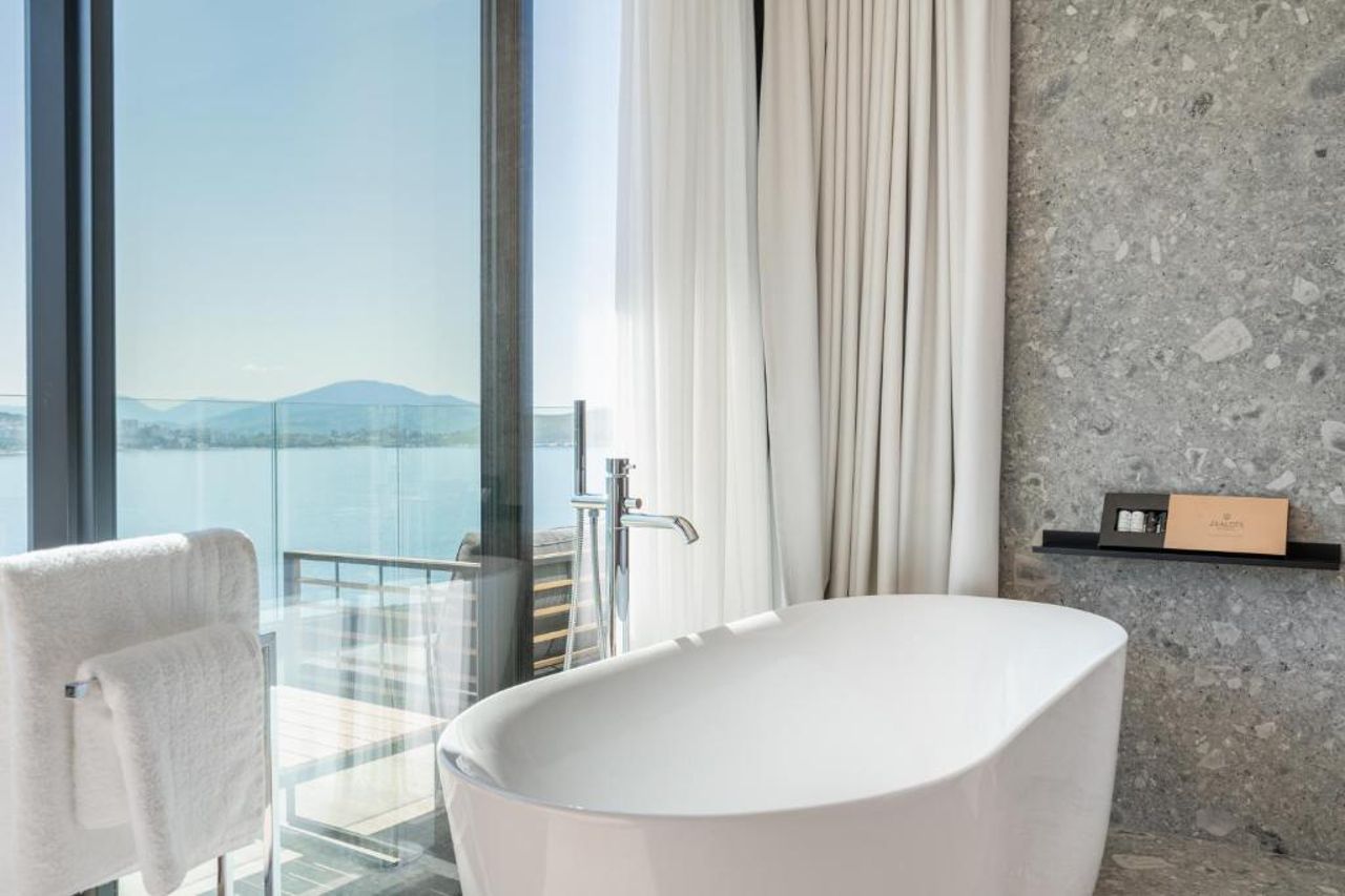 Yacht Premium Hotel