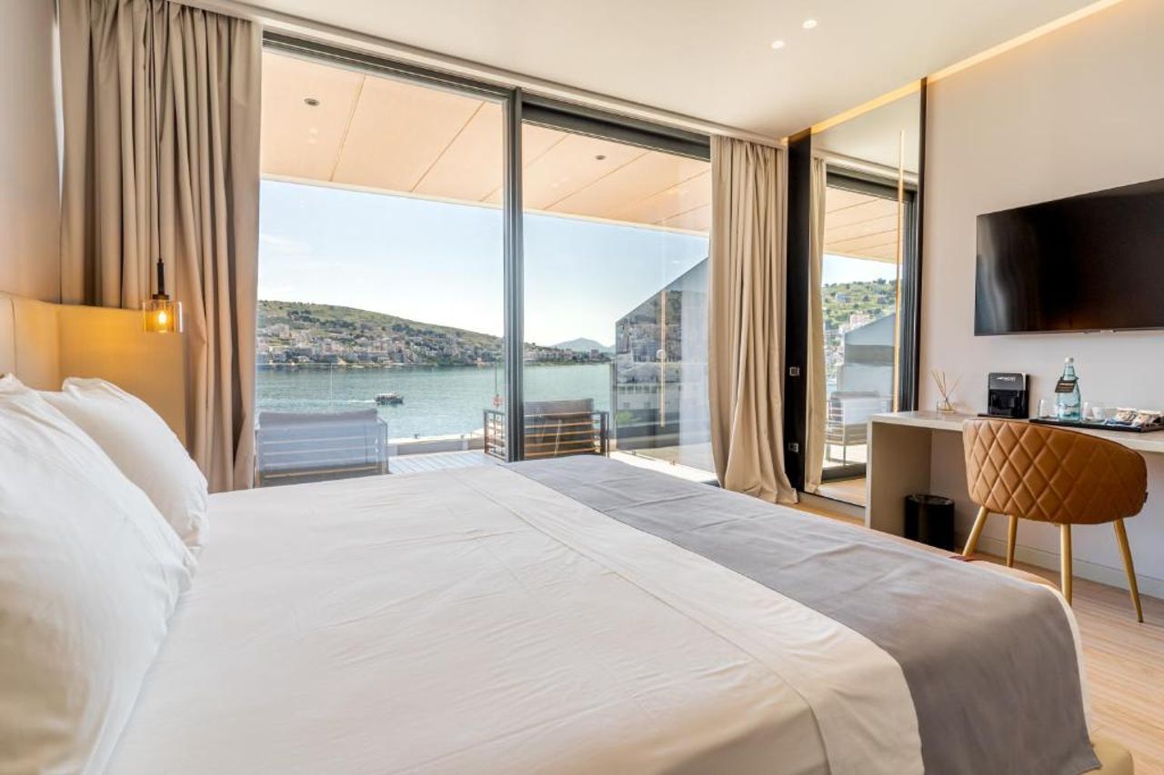 Yacht Premium Hotel
