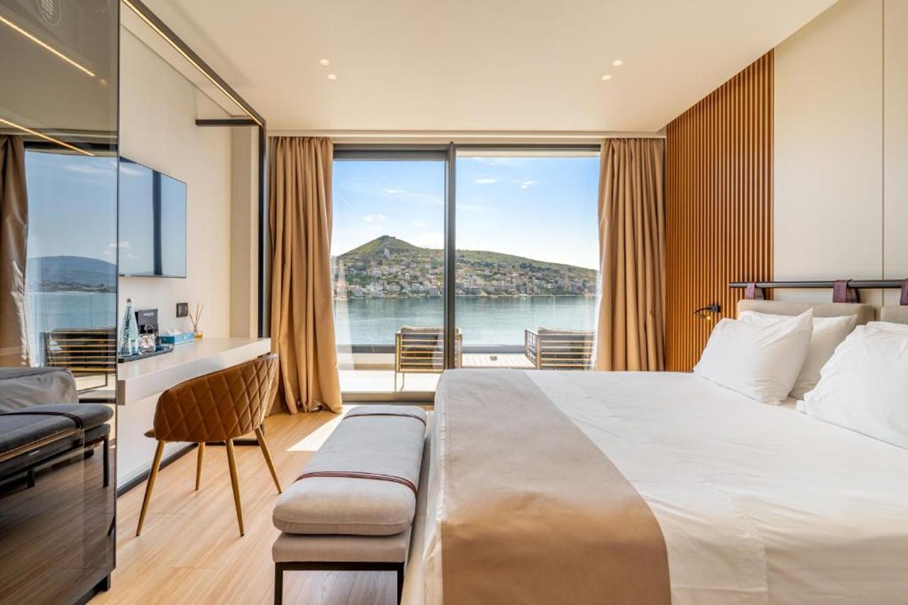 Yacht Premium Hotel