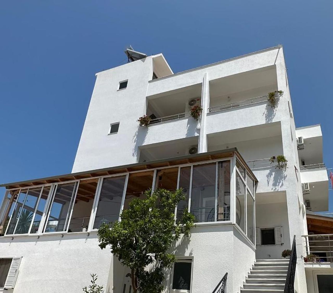 Joni Apartments