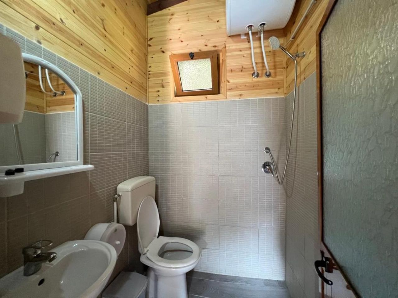 Bujtina Llogara, Log Cabins