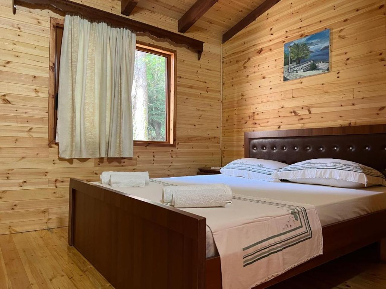 Bujtina Llogara, Log Cabins