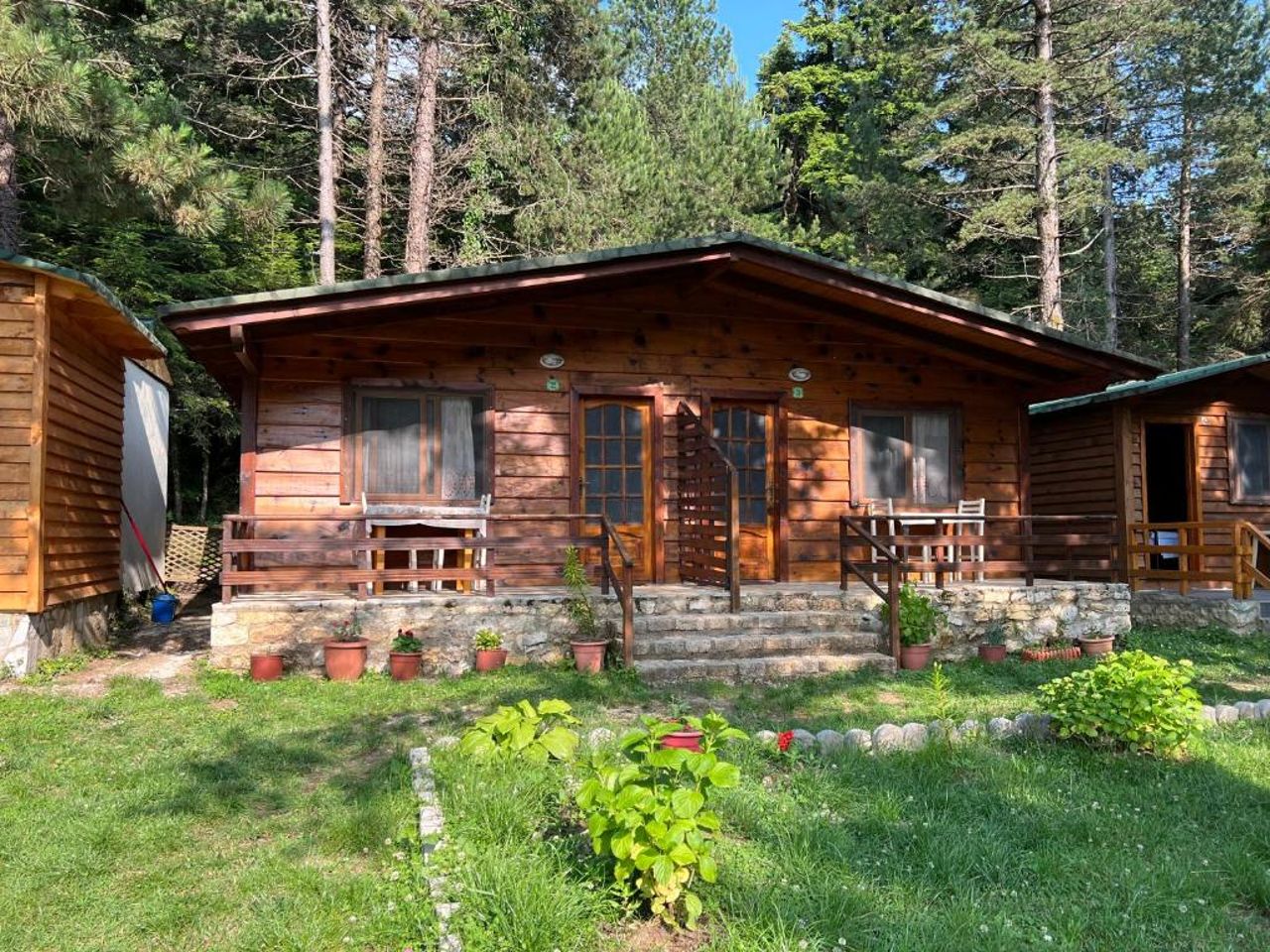 Bujtina Llogara, Log Cabins