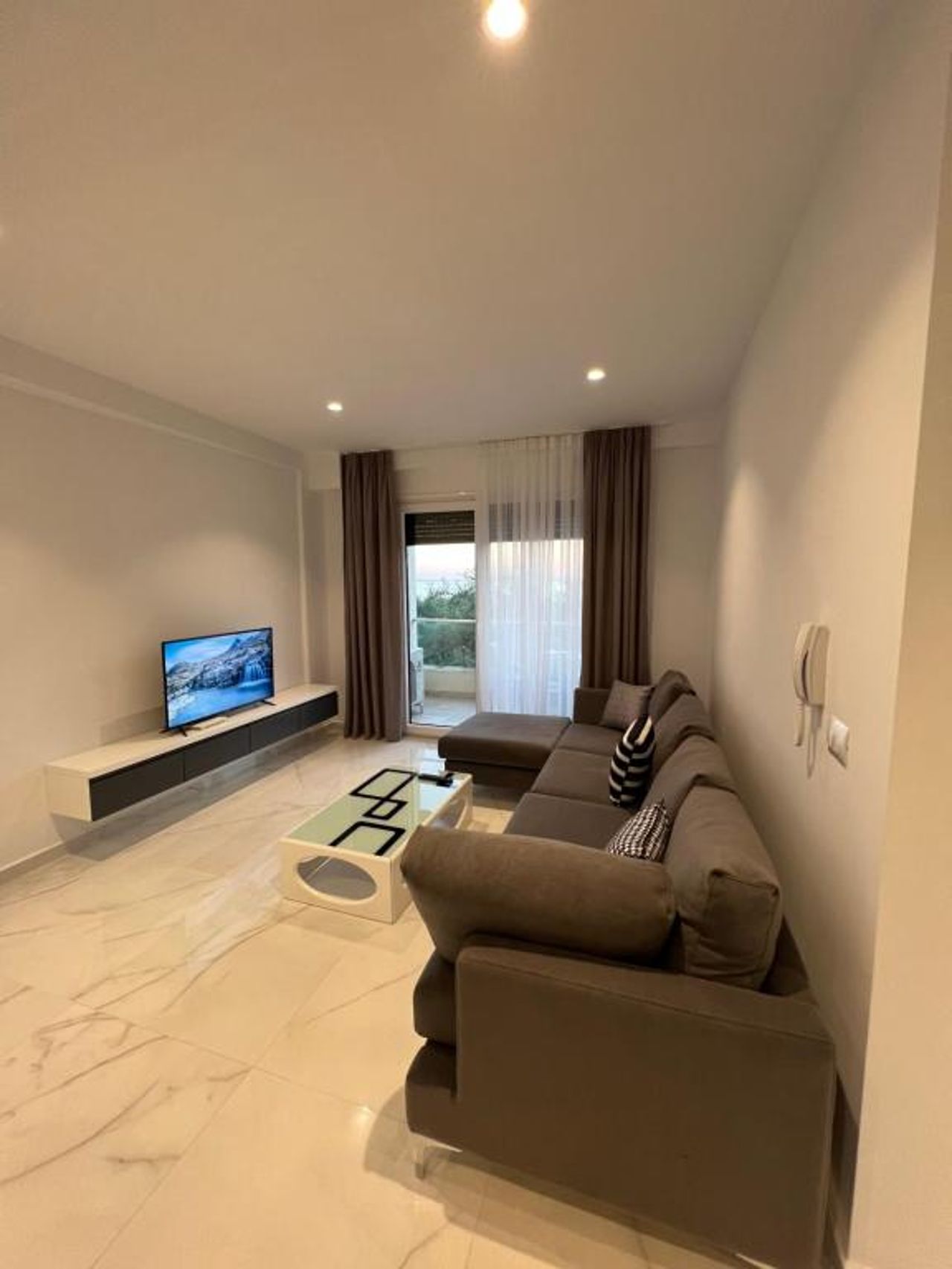 Mumbas Room 1