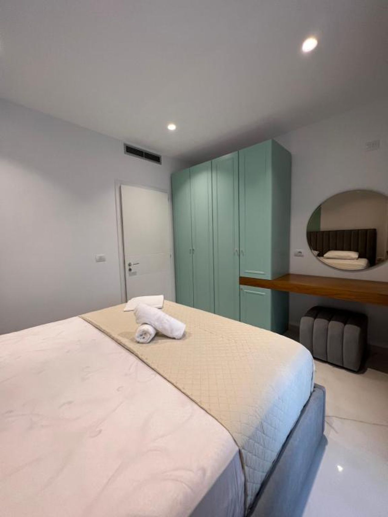 Mumbas Room 1