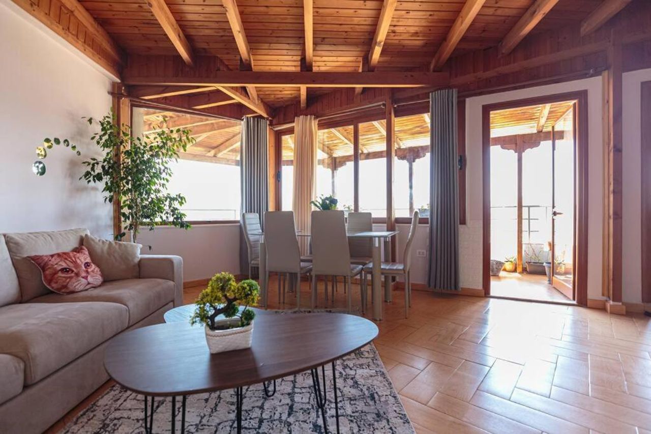 Super Spacious Rooftop Flat / Amazing City View