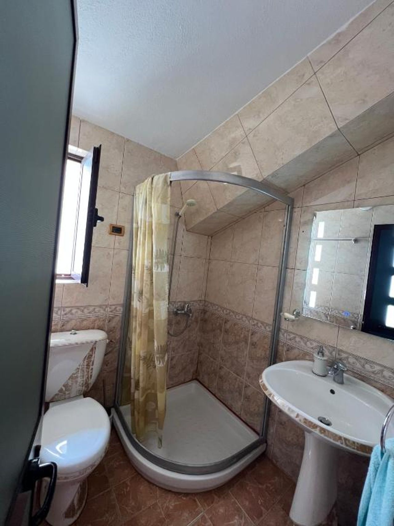 Enjoy Sunset at this Spacious Apartment