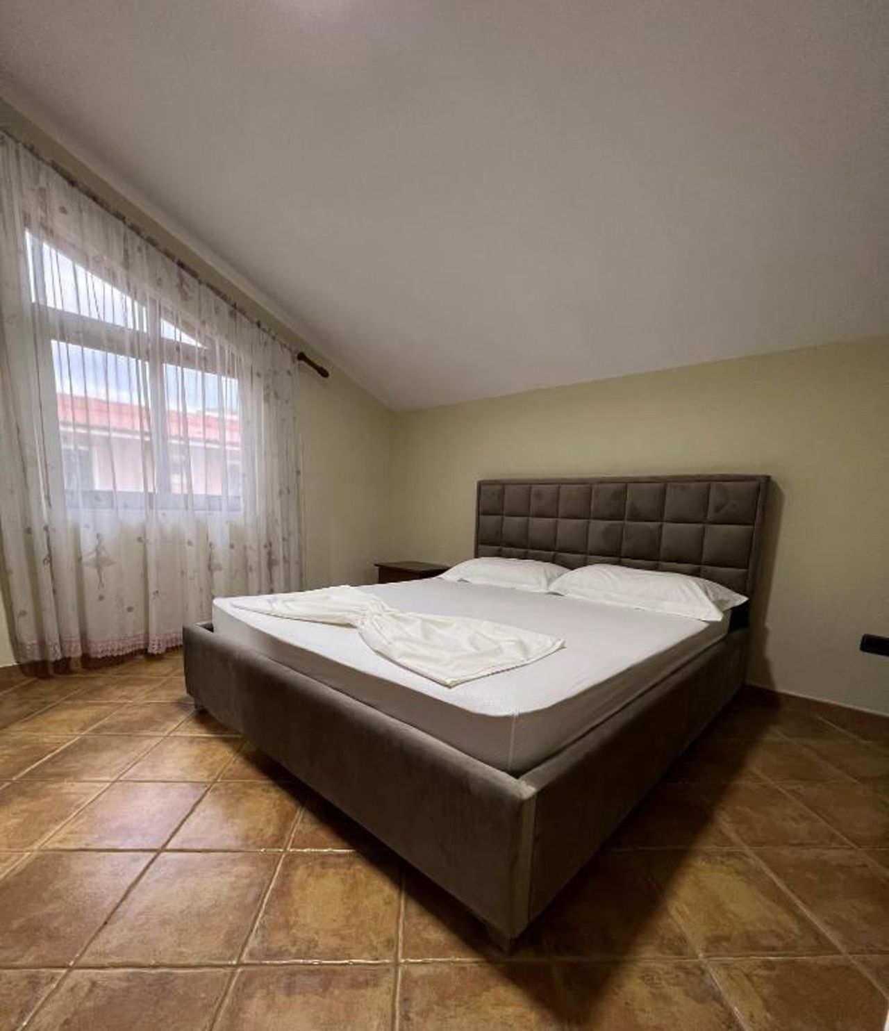 Enjoy Sunset at this Spacious Apartment