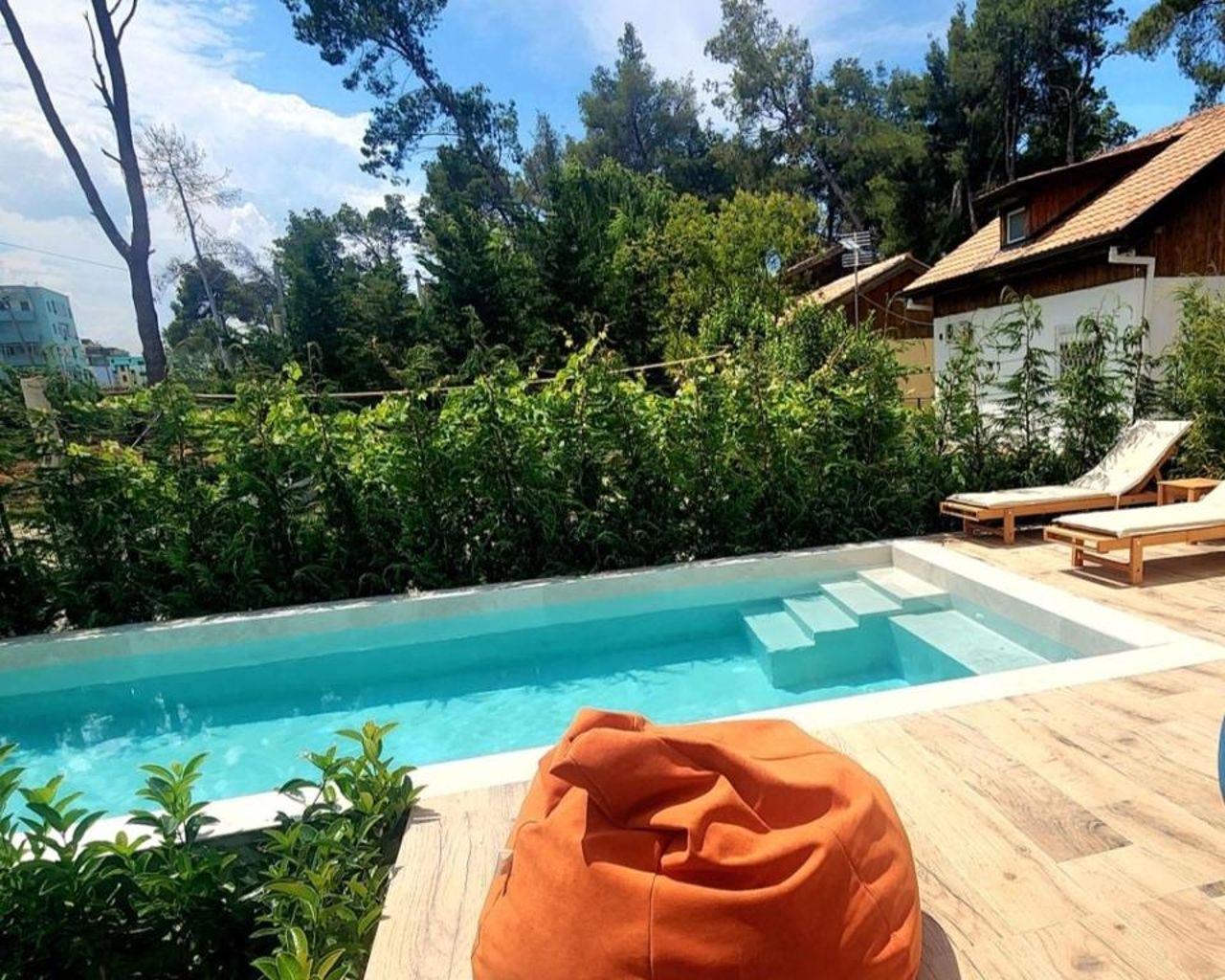 PineTrees Beach House with swimming pool