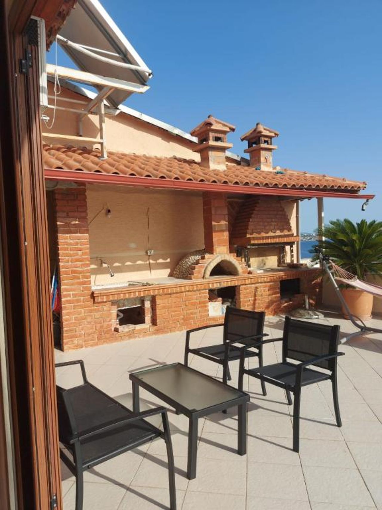 July Seaview Apartment