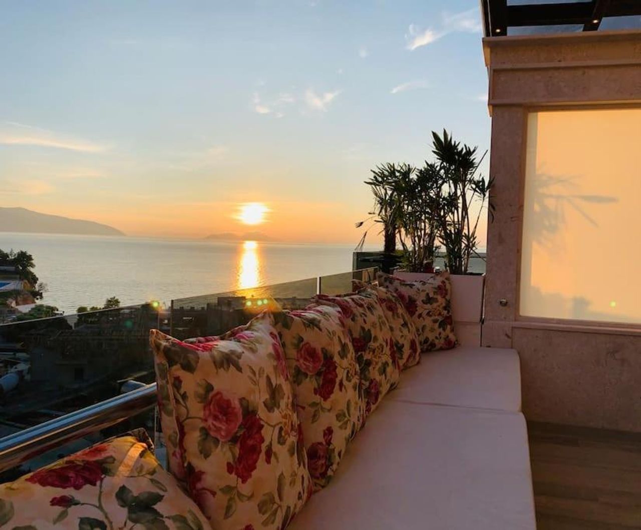Sea View Apartment with Veranda Beach Amazing
