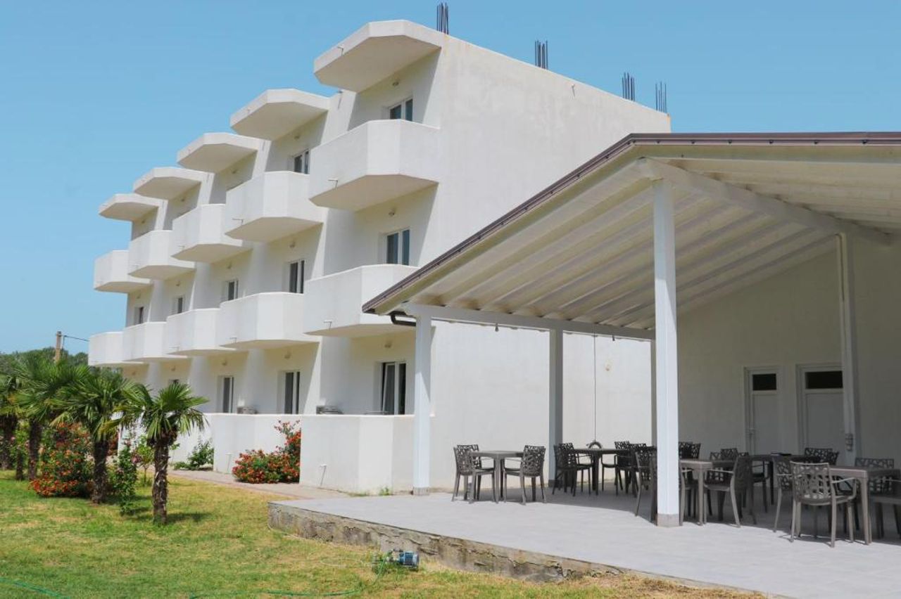 Hotel Velipoja Village