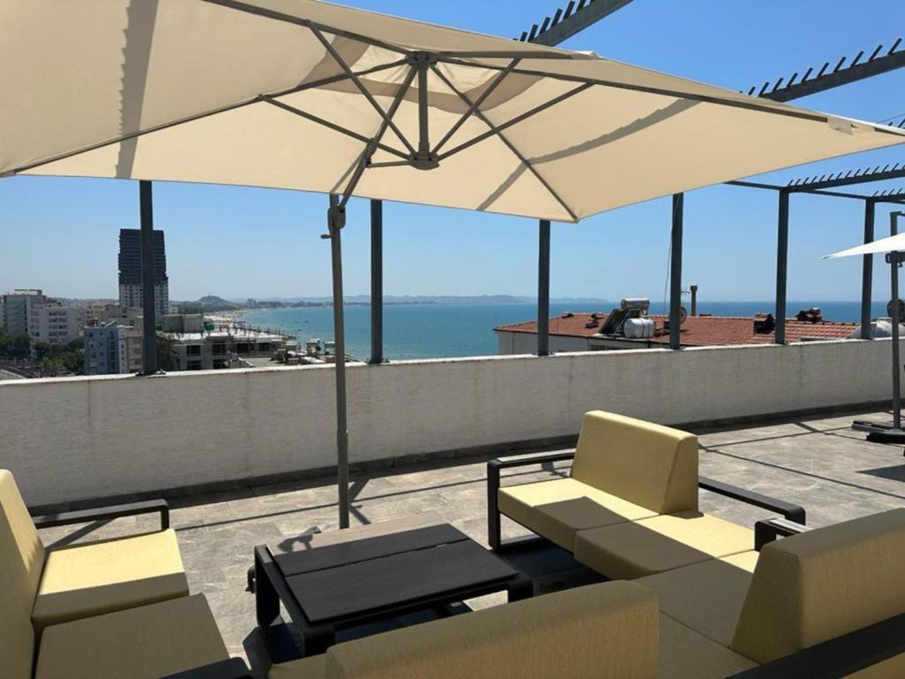 Penthouse apartment with terrace on the sea