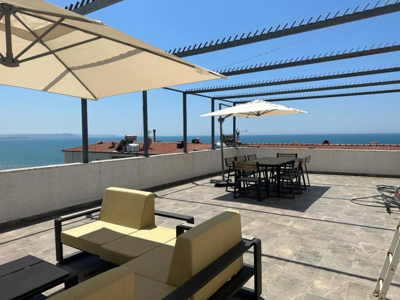 Penthouse apartment with terrace on the sea
