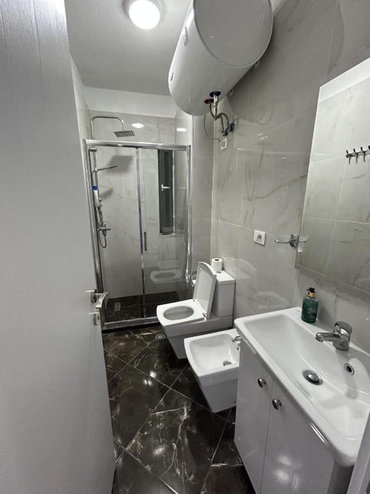 Center, Selvia White Apartment