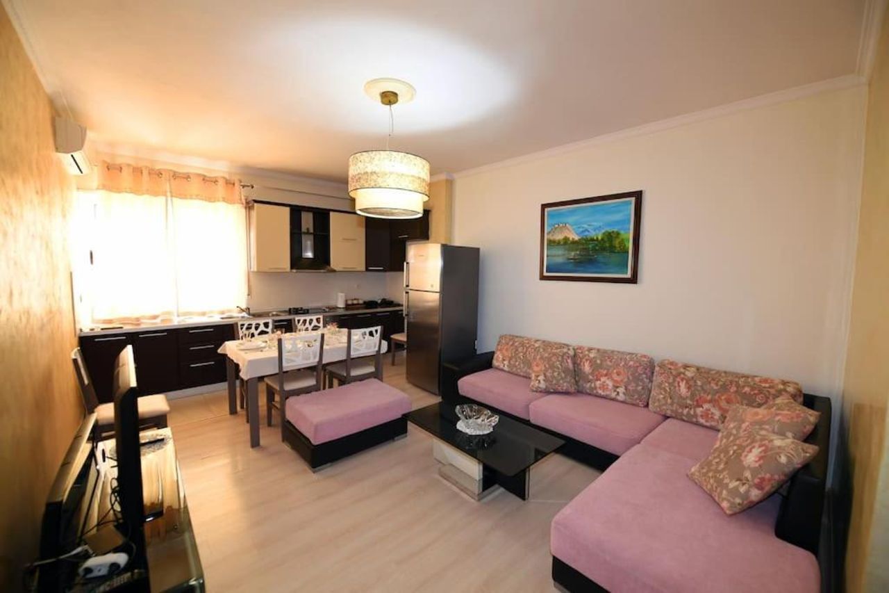 ARSI FLAT - Spacious & Stylish condo-city center