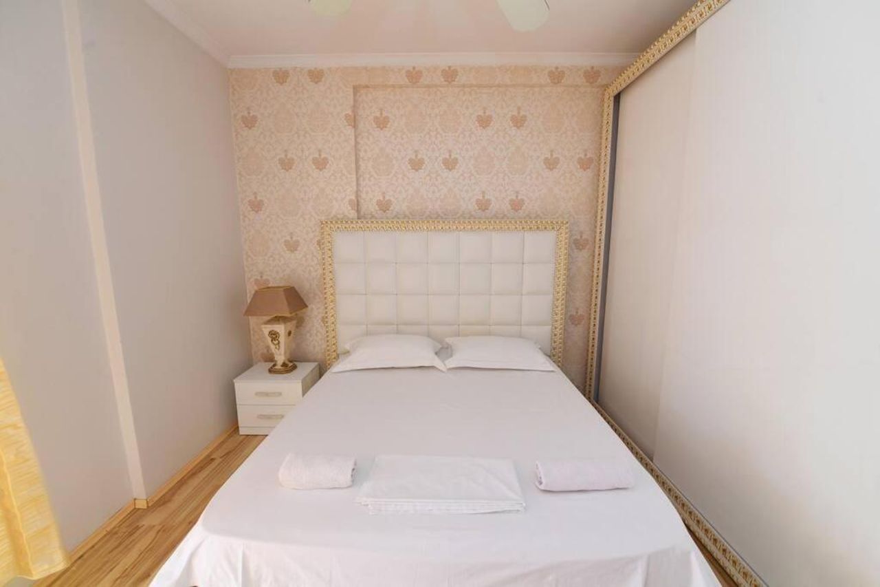 ARSI FLAT - Spacious & Stylish condo-city center
