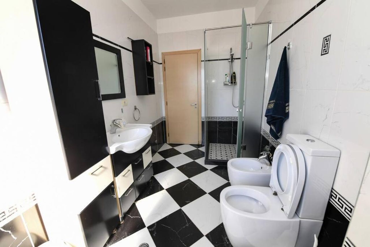 ARSI FLAT - Spacious & Stylish condo-city center