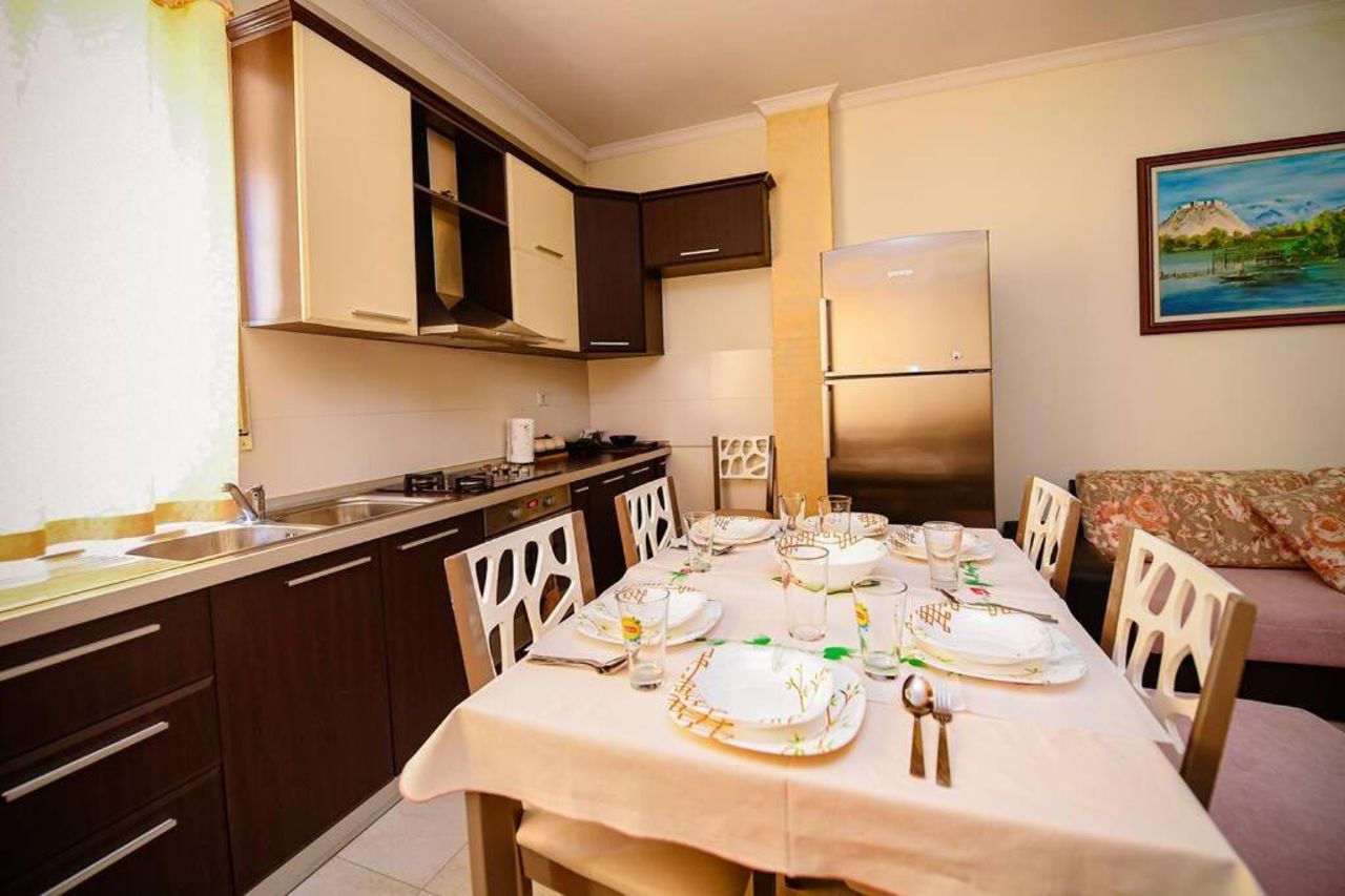 ARSI FLAT - Spacious & Stylish condo-city center