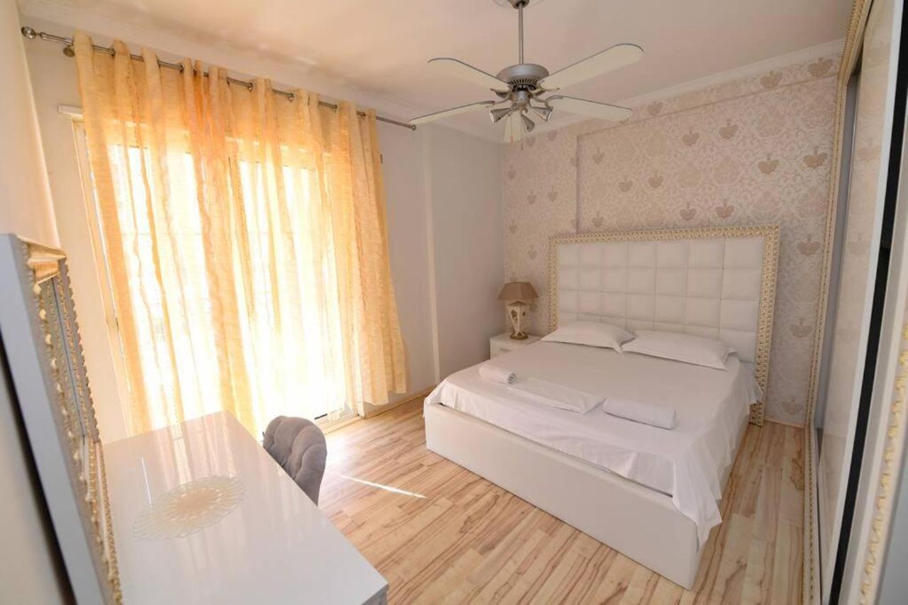 ARSI FLAT - Spacious & Stylish condo-city center