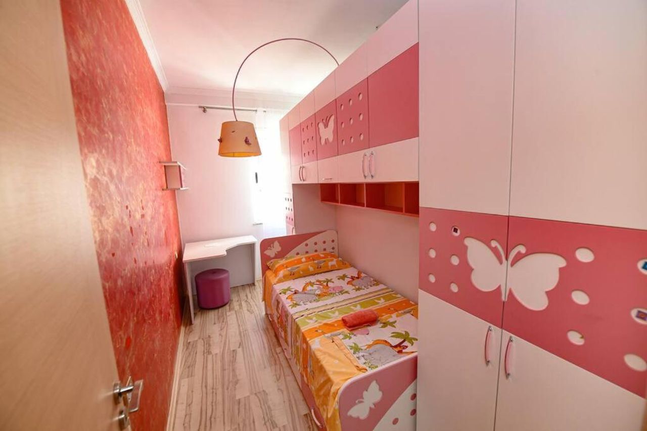 ARSI FLAT - Spacious & Stylish condo-city center