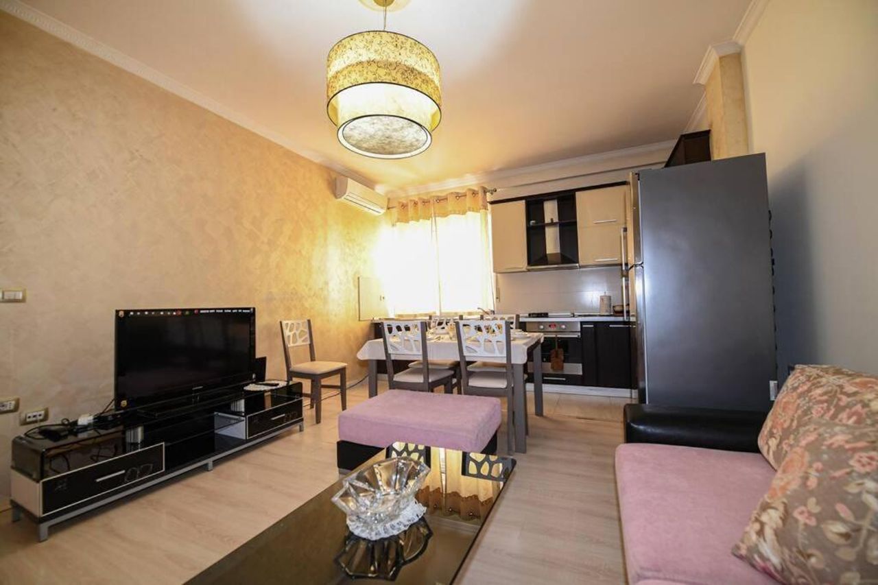 ARSI FLAT - Spacious & Stylish condo-city center