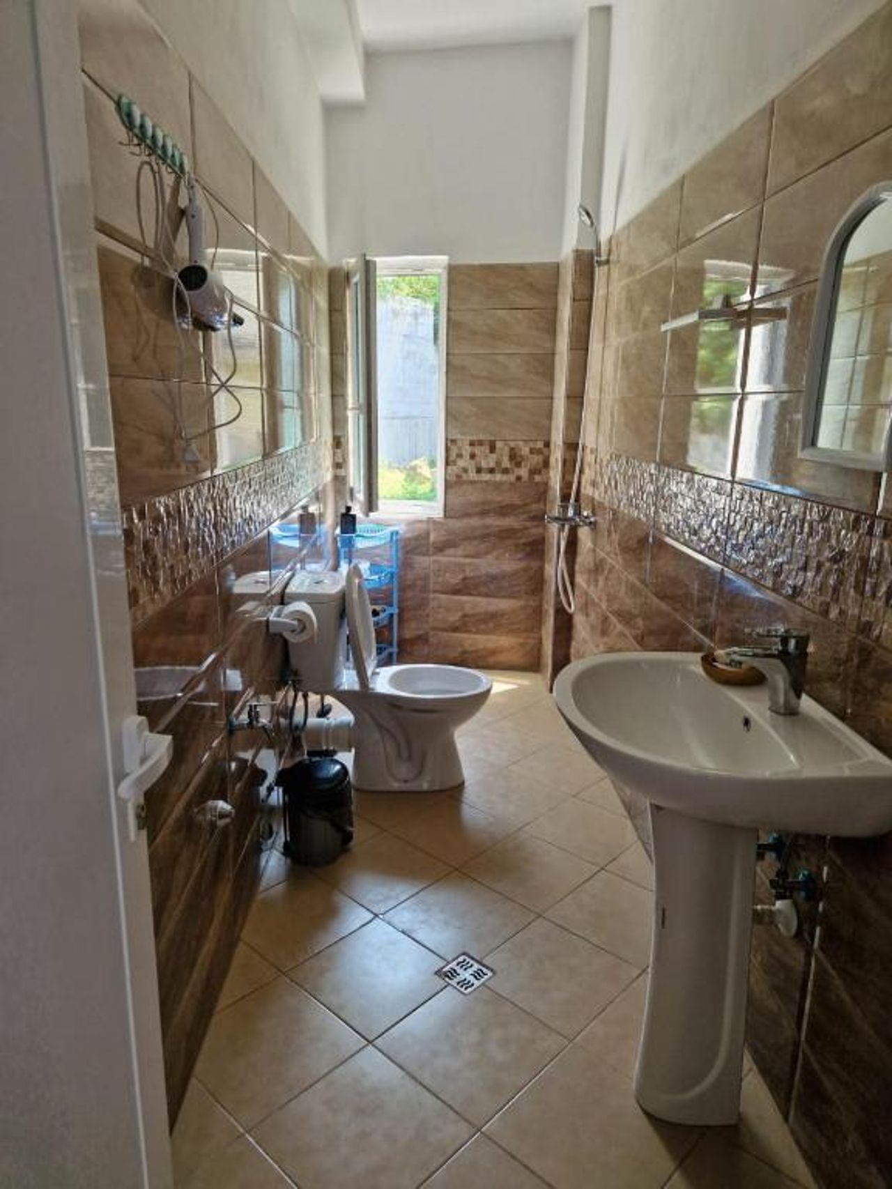 Bar-Restaurant-Hotel-Familja