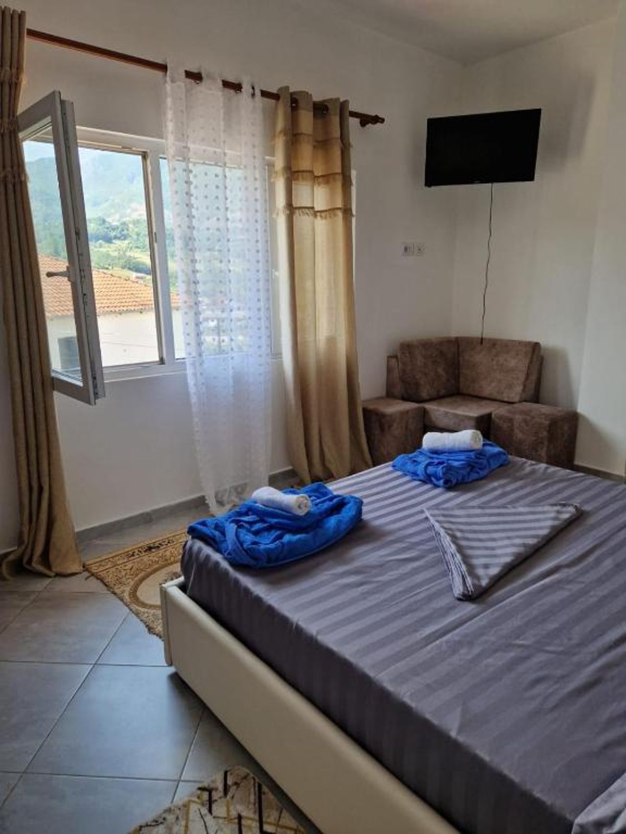 Bar-Restaurant-Hotel-Familja