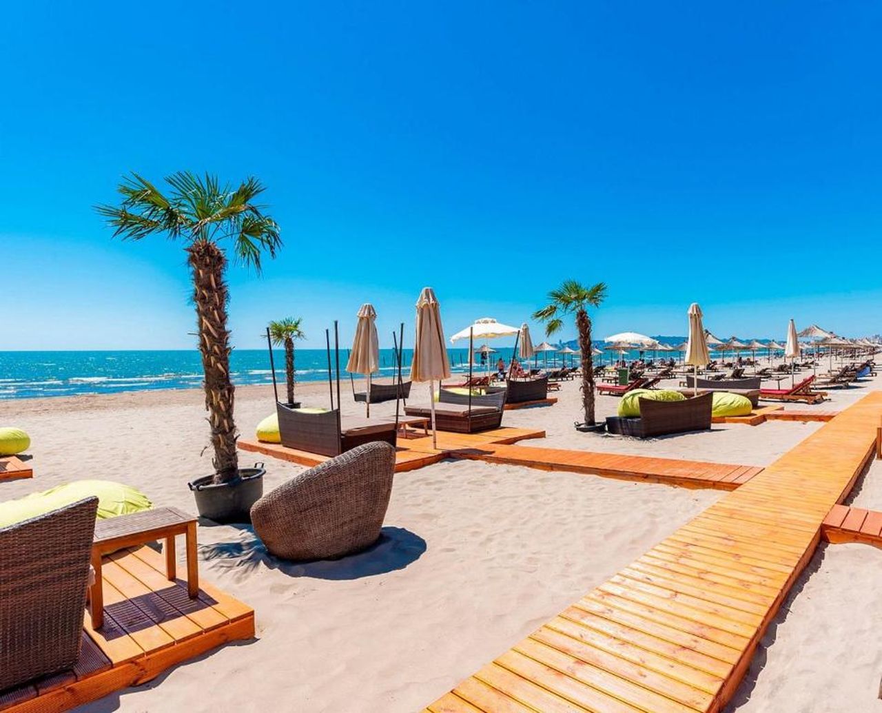Apartment in front of the beach