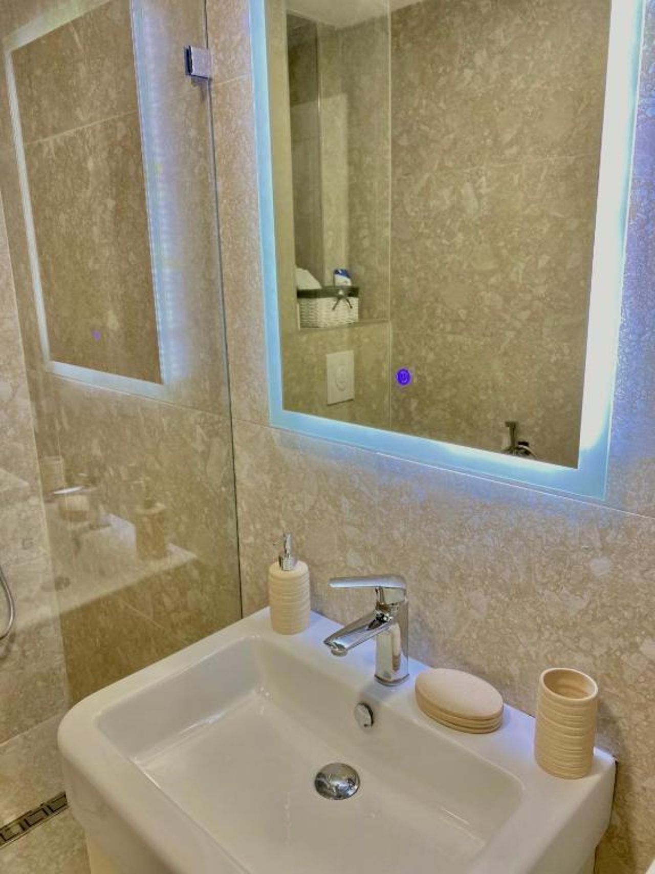 Jolie Center Apartment