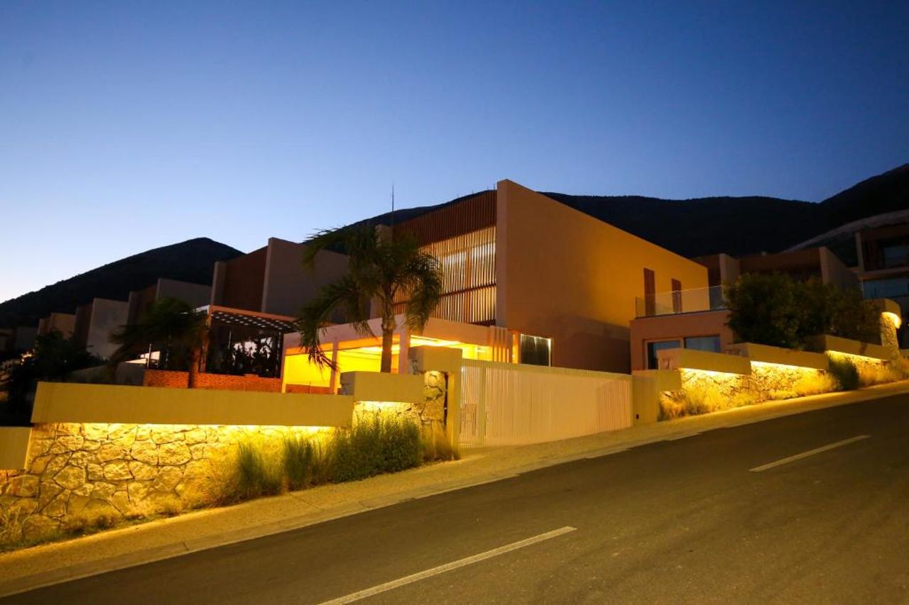 Luxurious 5 Bedroom Beach Villa