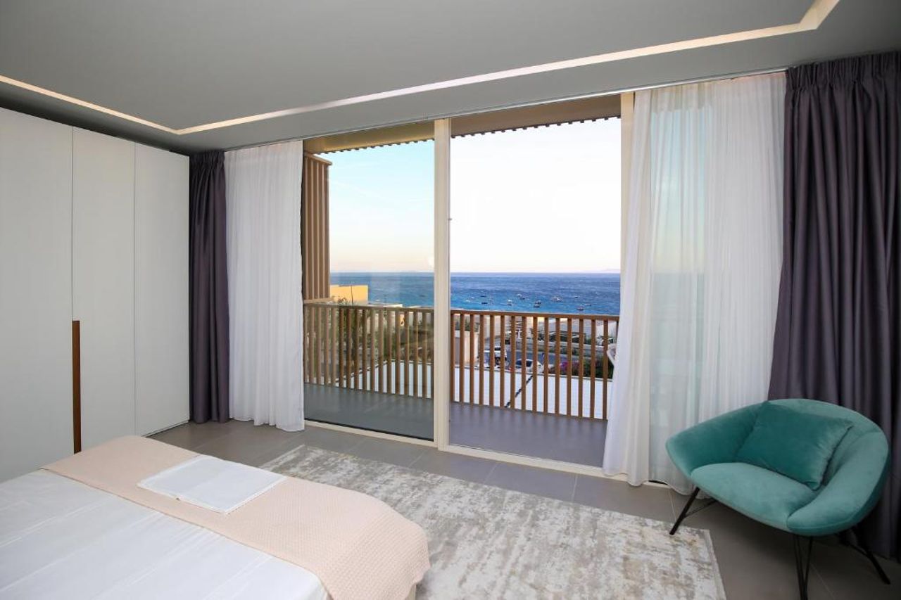 Luxurious 5 Bedroom Beach Villa