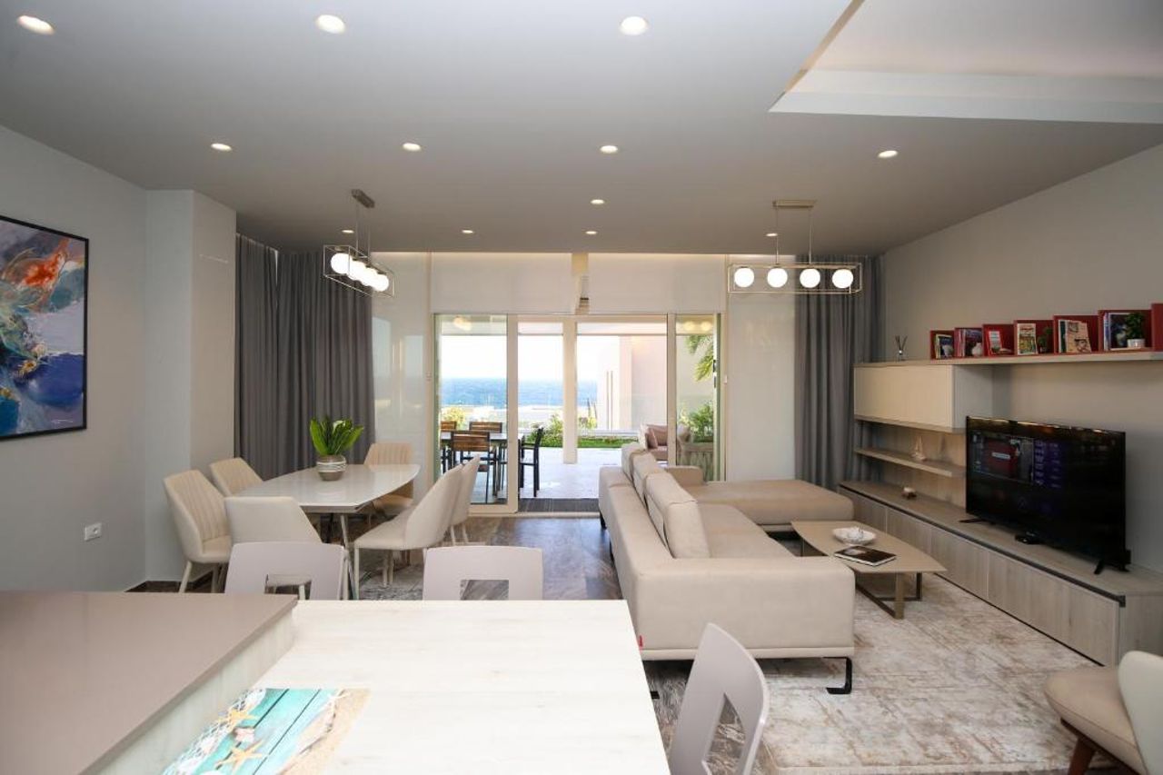 Luxurious 5 Bedroom Beach Villa