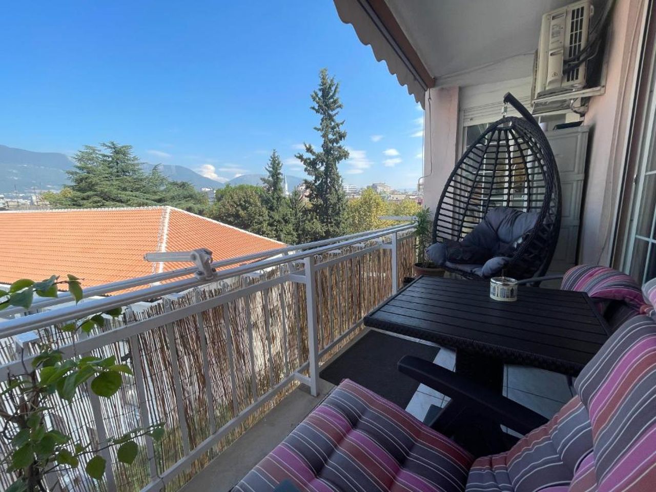 Pine-Tree Spacious 2 BDR Apartment near Tanners' Bridge with hot tub