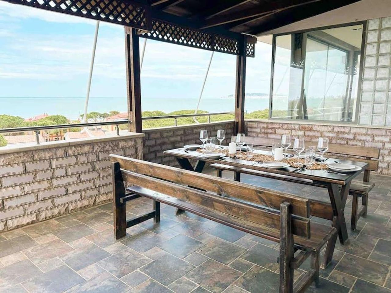 Large Renovated Beachside Apt, w/ wi-fi & Netflix