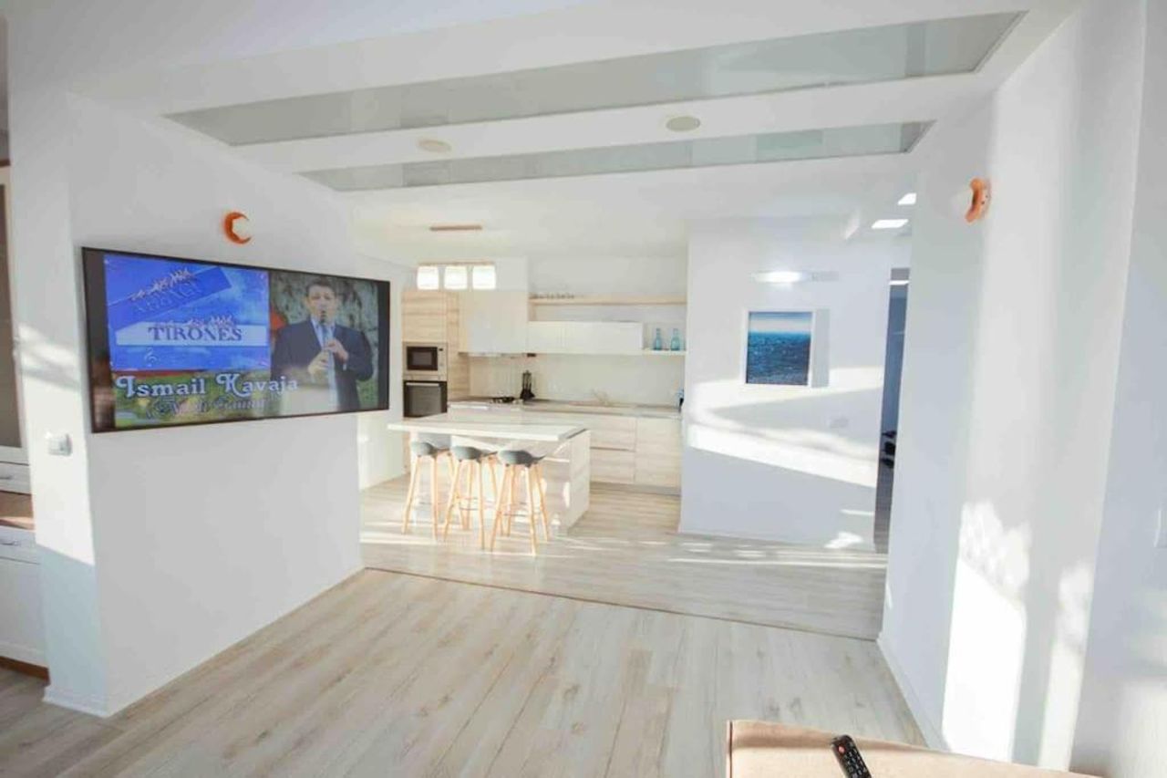 Large Renovated Beachside Apt, w/ wi-fi & Netflix