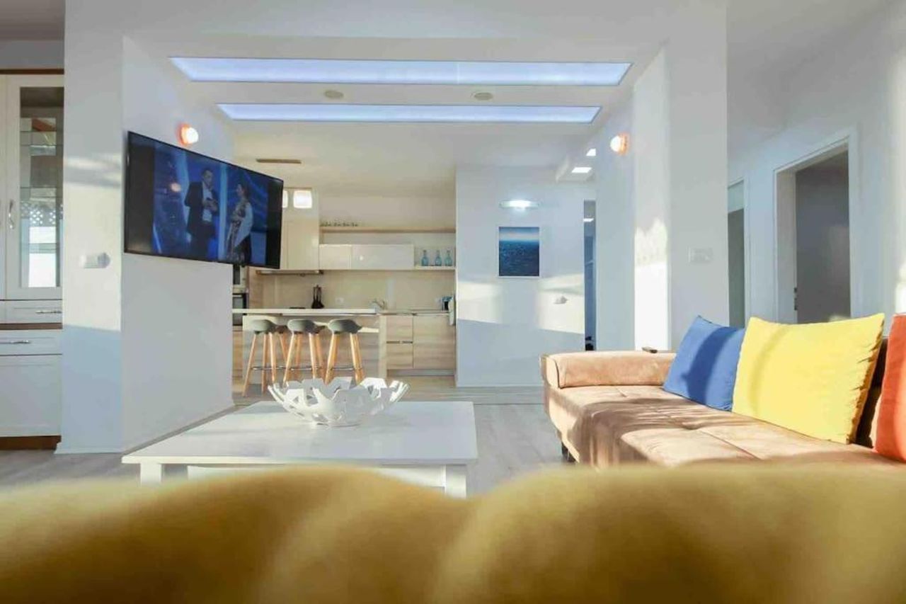 Large Renovated Beachside Apt, w/ wi-fi & Netflix