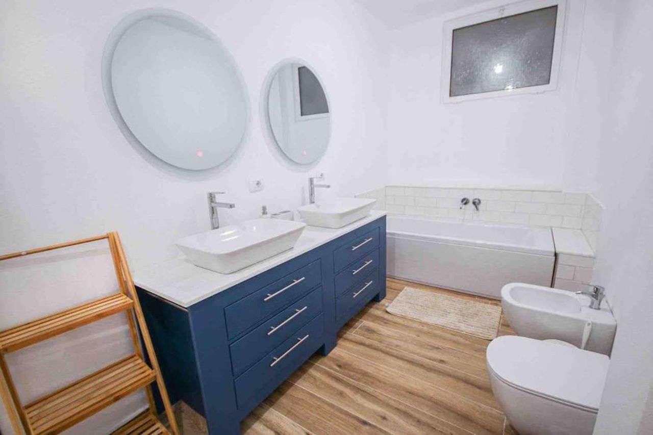 Large Renovated Beachside Apt, w/ wi-fi & Netflix