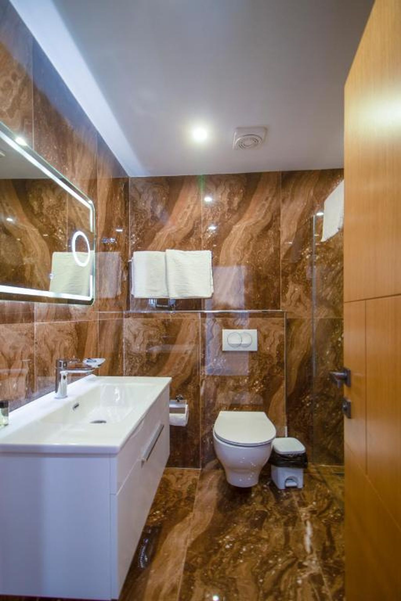 NBT Hotel Lac