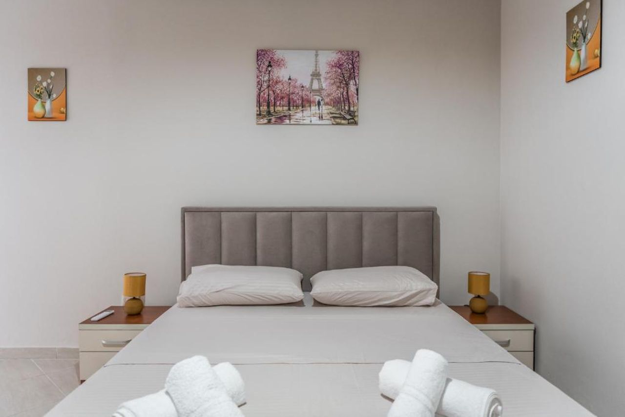 Brand New Apartment- Great location Seafront with pool access