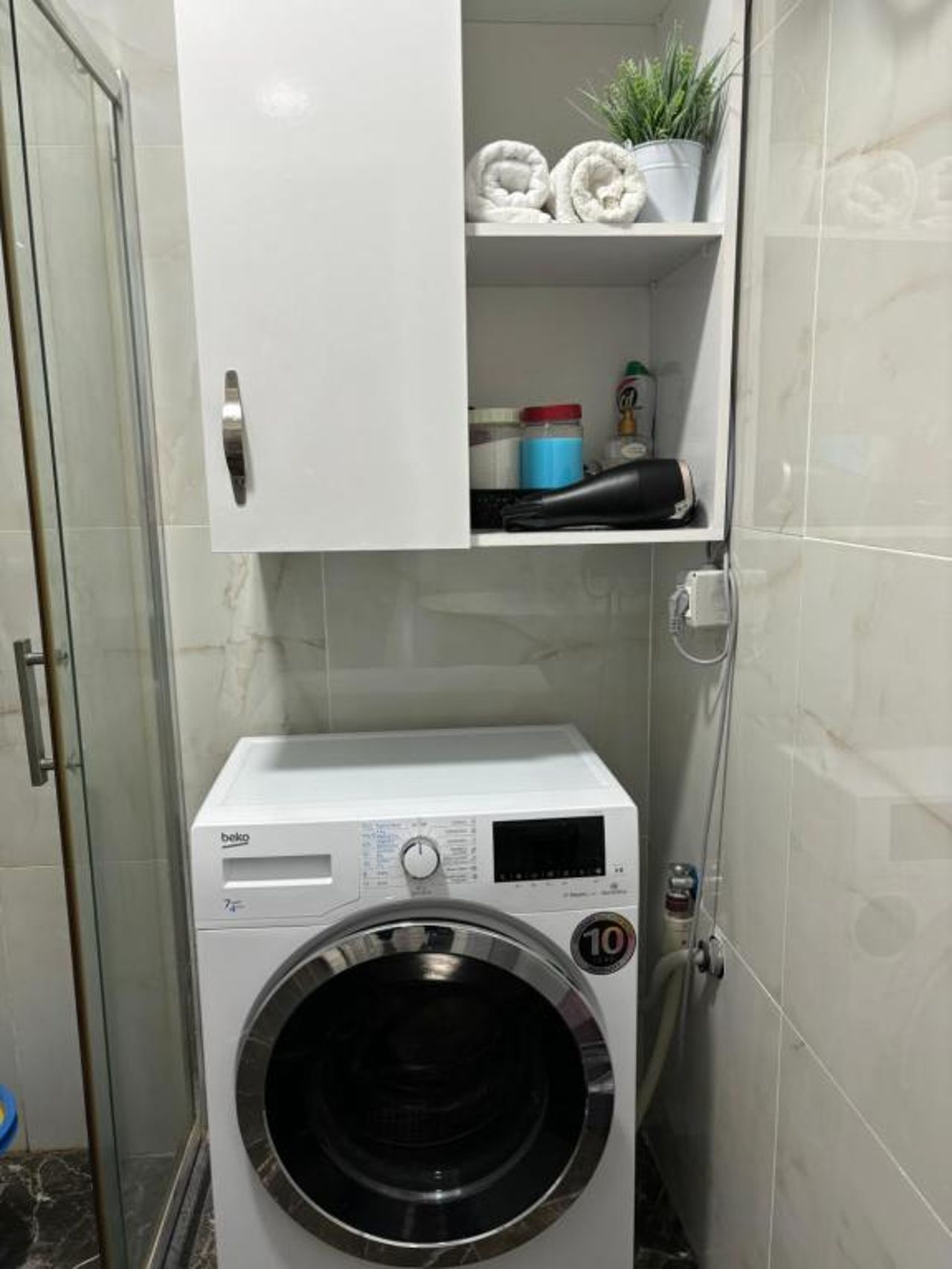 Center, Selvia White Apartment