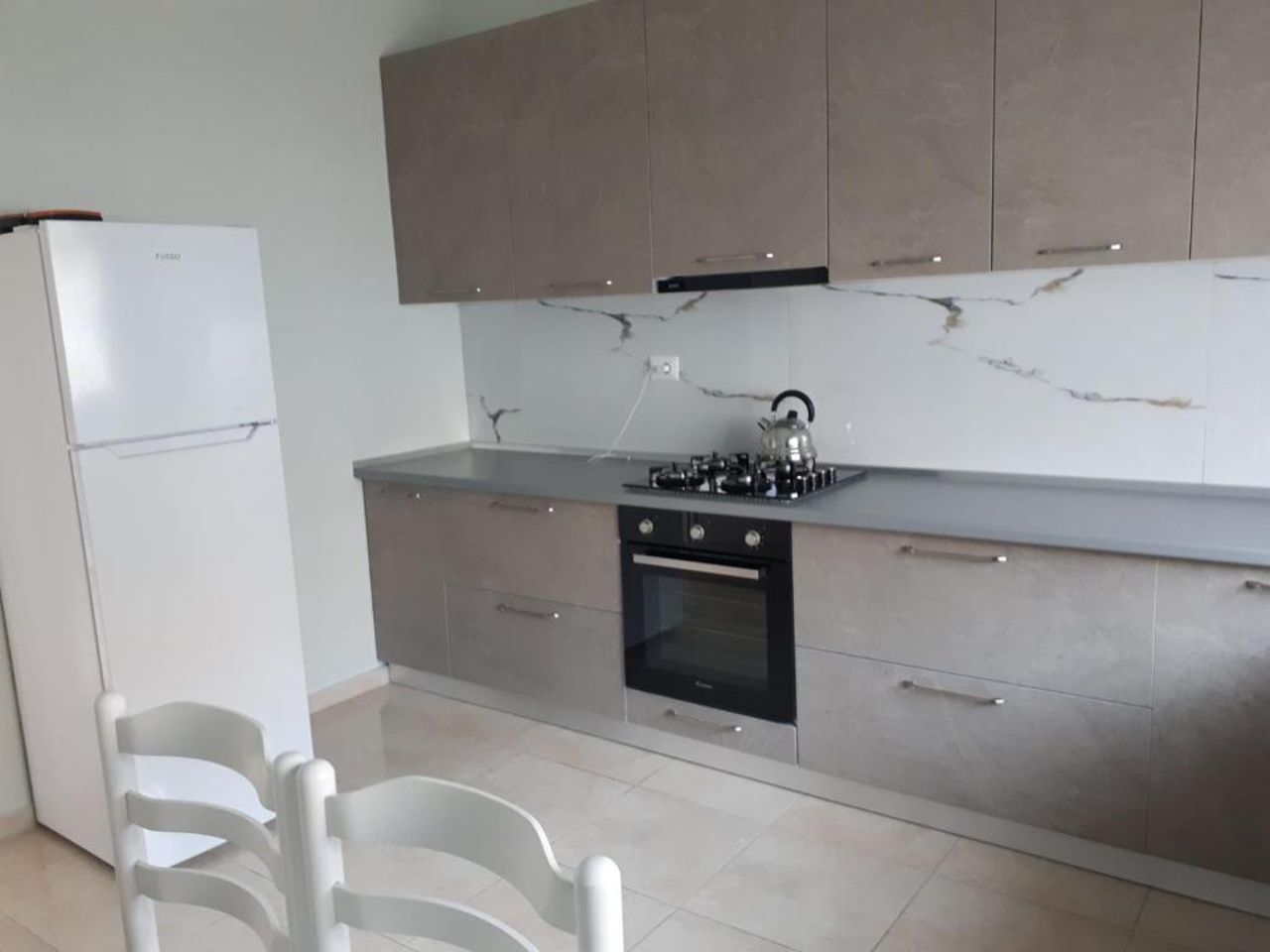 private house second floor 180 meters tarraca 180 meters with view 2 bedrooms, one double bedroom, separate kitchen, large large corridor, living room, banjo with balcony, closet and etjj.