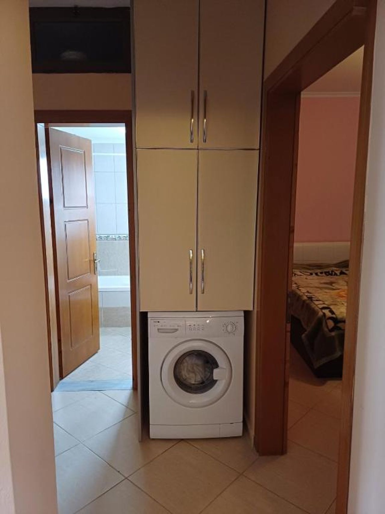 Leonidas Apartment