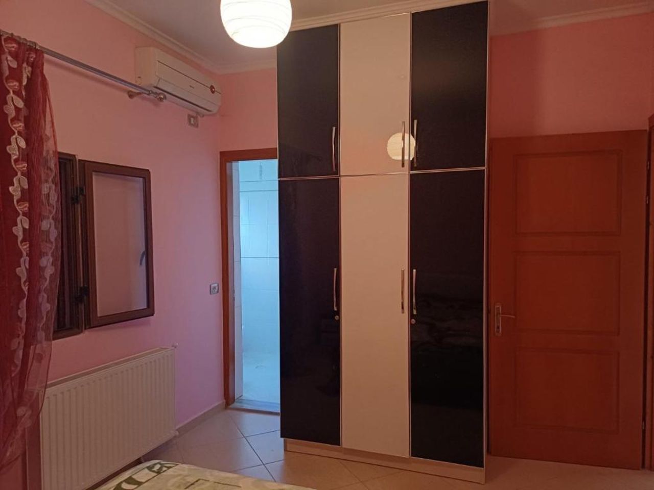 Leonidas Apartment