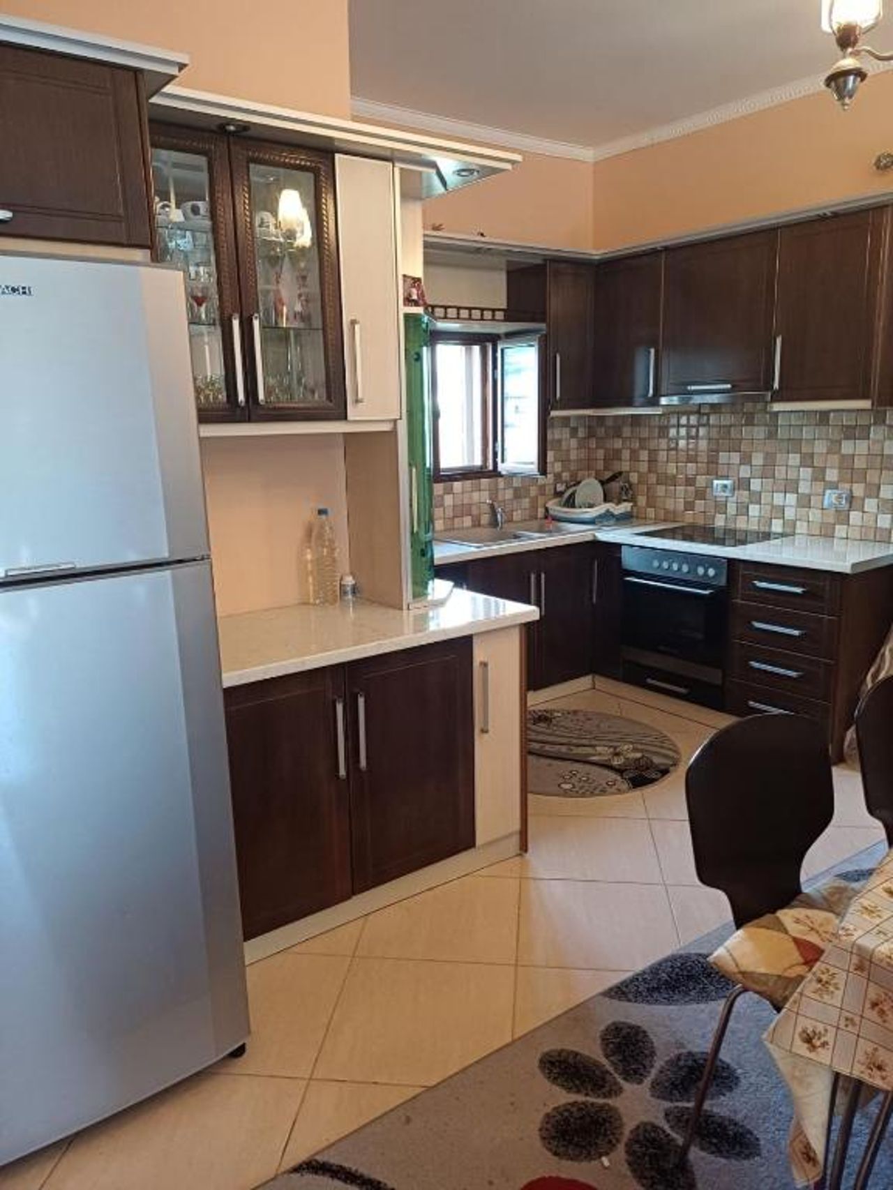 Leonidas Apartment