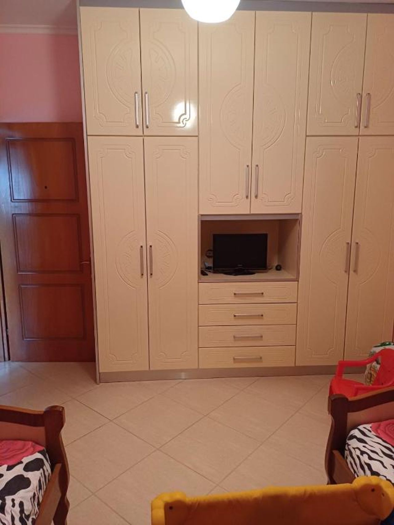 Leonidas Apartment
