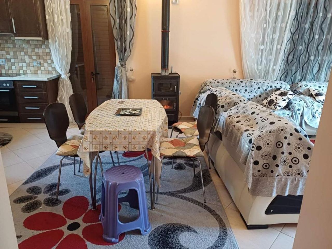 Leonidas Apartment