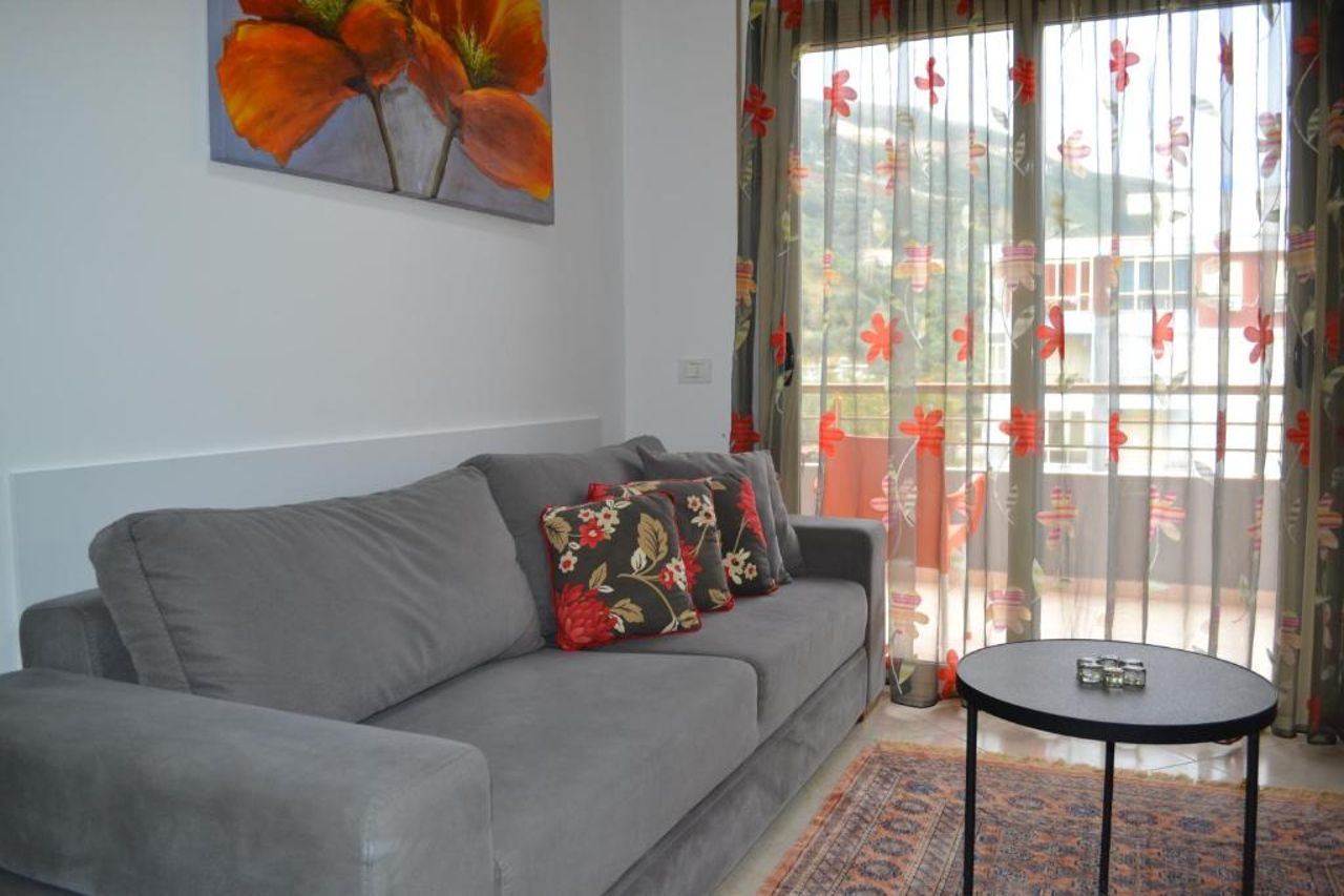 Flowers & Green 2 Bedrooms Apartment & Box Garage