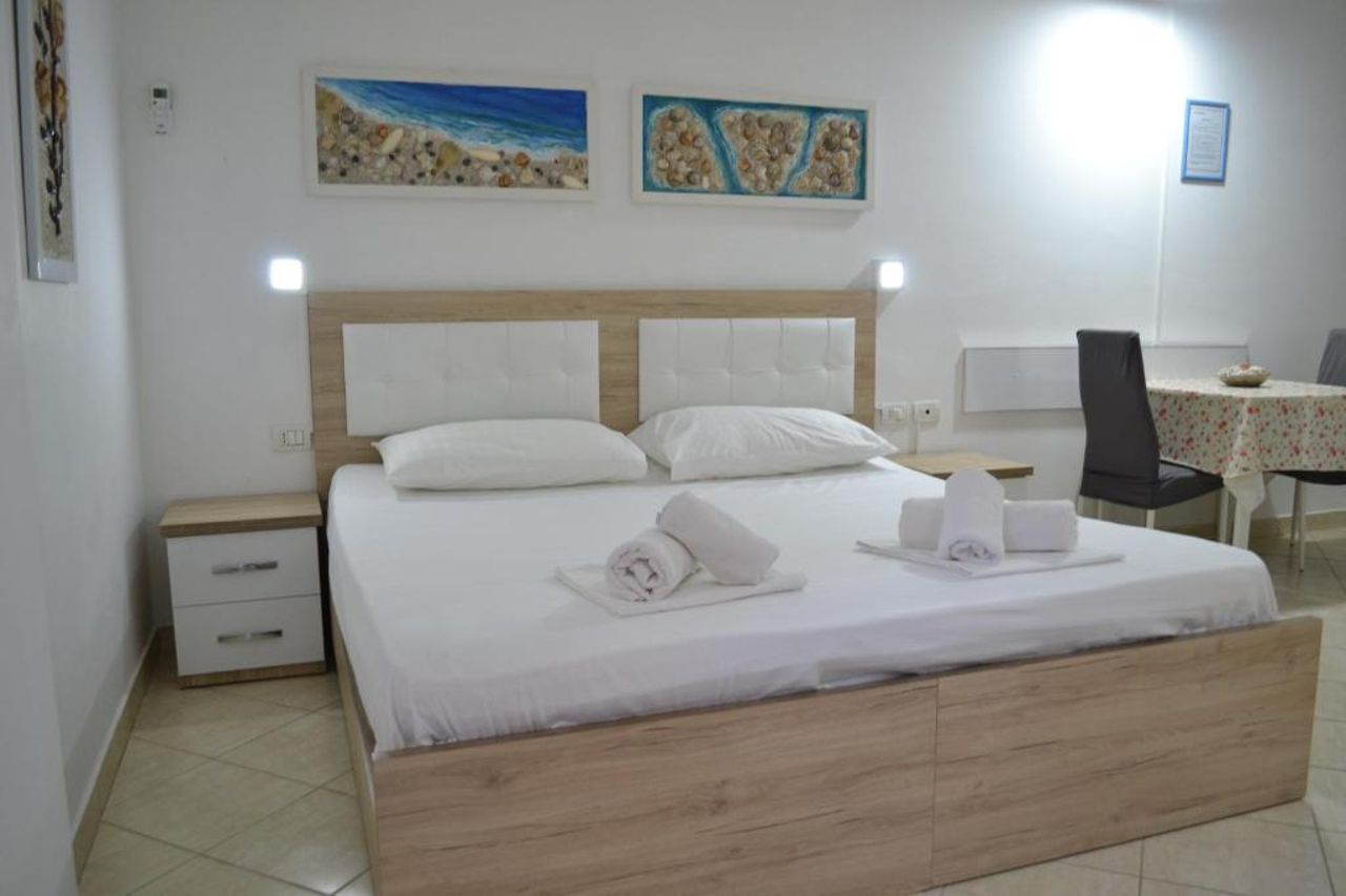 Seashell Art Decor Studio Modern,cosy,parking